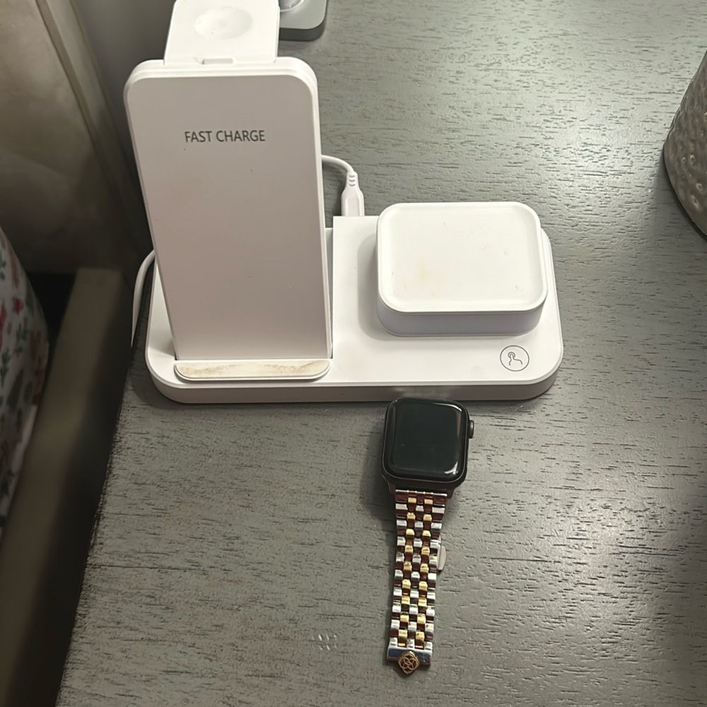 Fast charge phone and watch combo charger and apple watch with Kendra Scott band